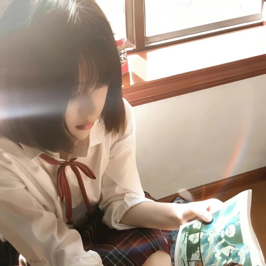 穿条纹衣的男孩